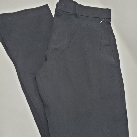 Gap  Modern Khakis in Straight Fit with Gapflex - Picture 2 of 4